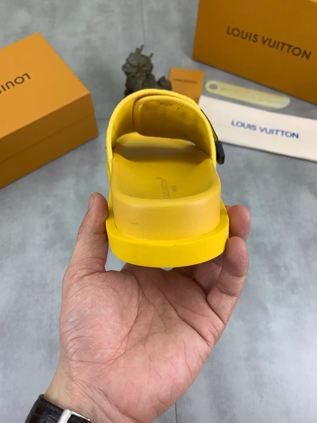 Men's shoes 💰P320💰【New style】🆘 Original quality 【LOUIS VUITTON】The popular Louis Vuitton LV men's slippers on the official website are on sale simultaneously! Original fabric imported from Italy, original factory special supply, code number: 38-44 (45 customized), many colors available